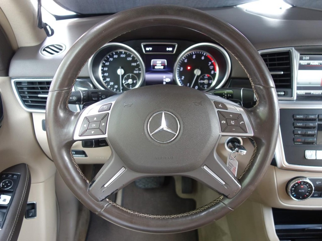 Mercedes-Benz M-Class Vehicle Full-screen Gallery Image 10