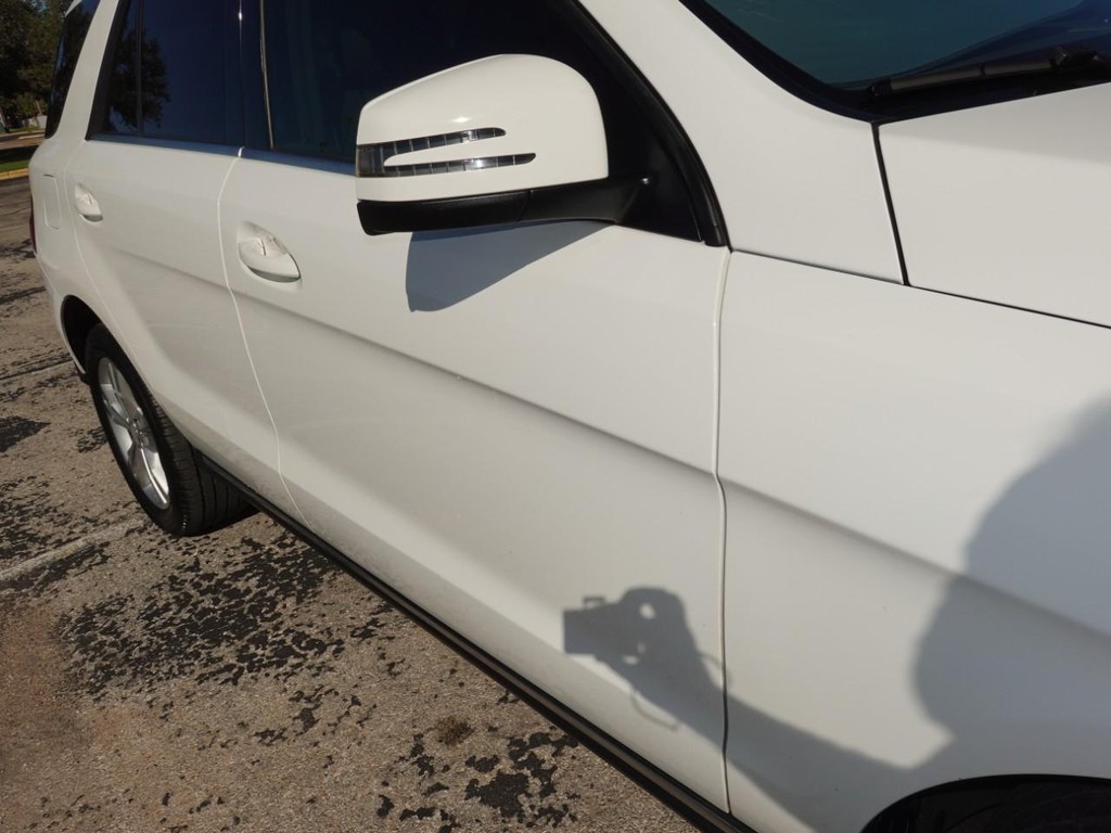 Mercedes-Benz M-Class Vehicle Full-screen Gallery Image 11