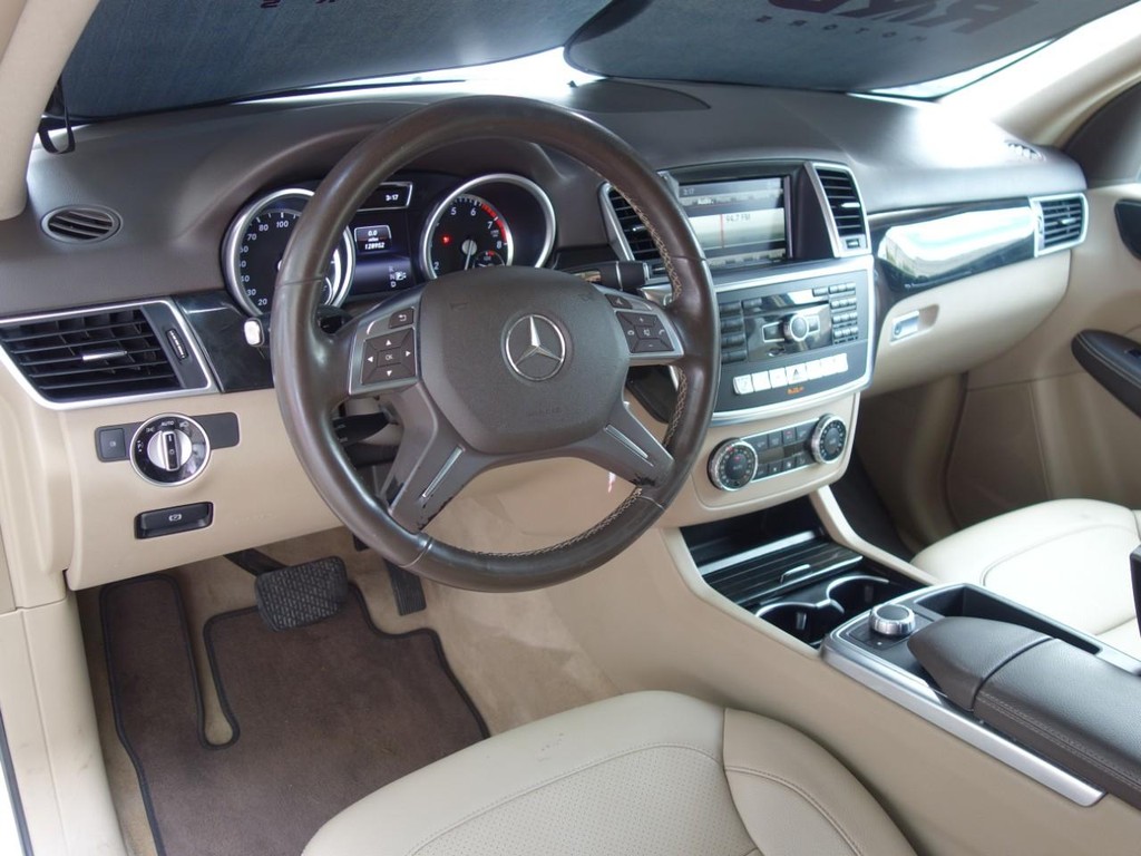 Mercedes-Benz M-Class Vehicle Full-screen Gallery Image 12