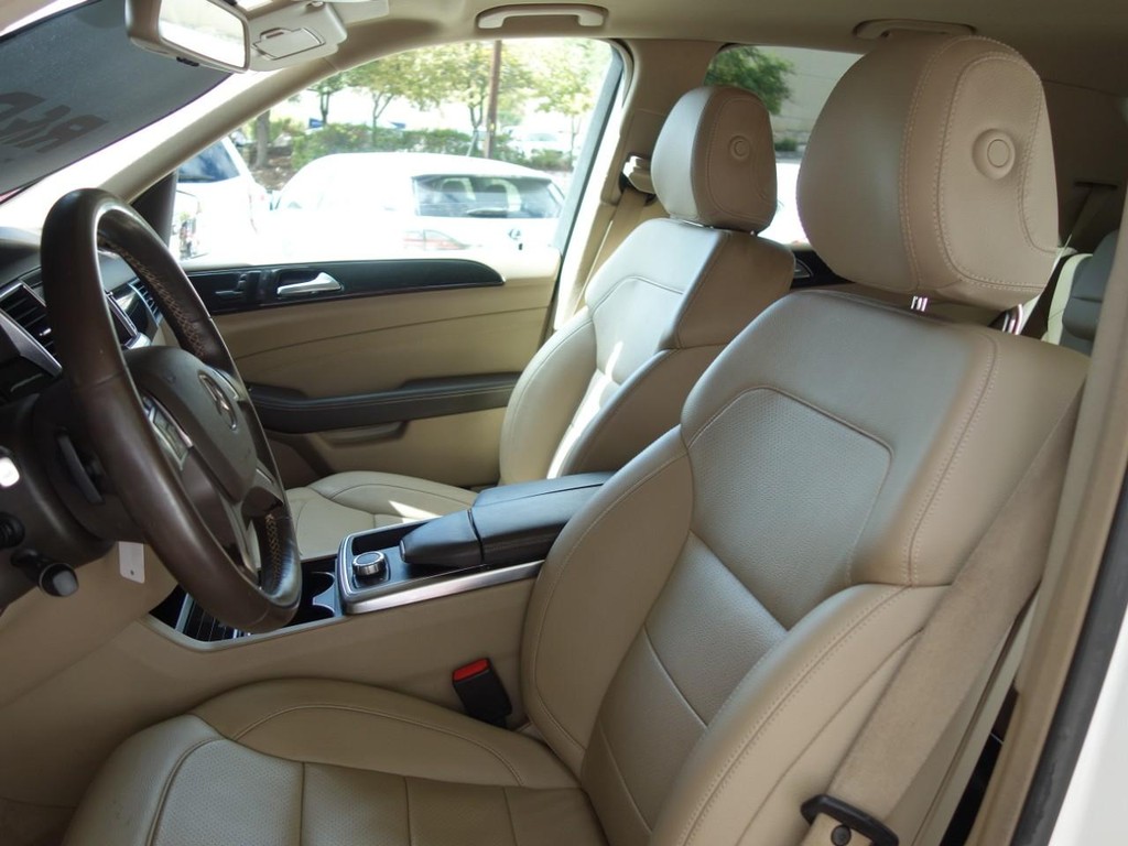 Mercedes-Benz M-Class Vehicle Full-screen Gallery Image 13