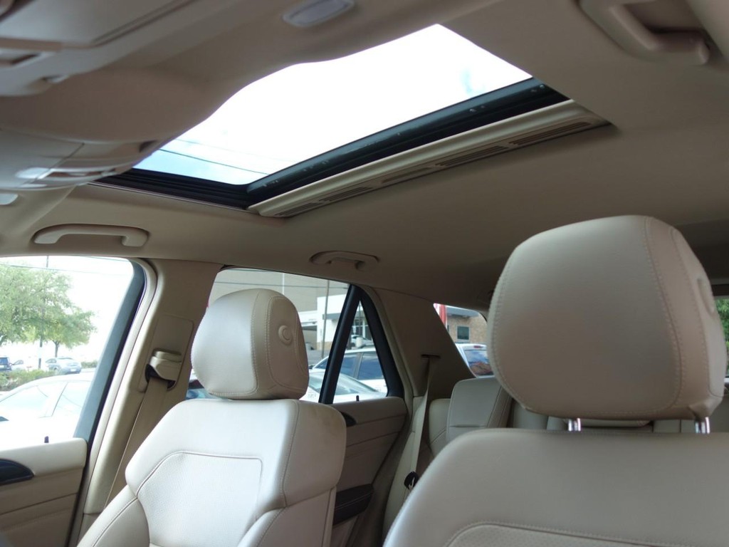 Mercedes-Benz M-Class Vehicle Full-screen Gallery Image 14