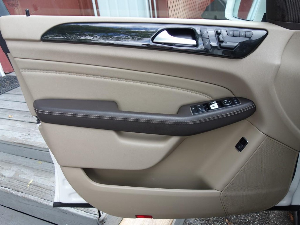 Mercedes-Benz M-Class Vehicle Full-screen Gallery Image 15