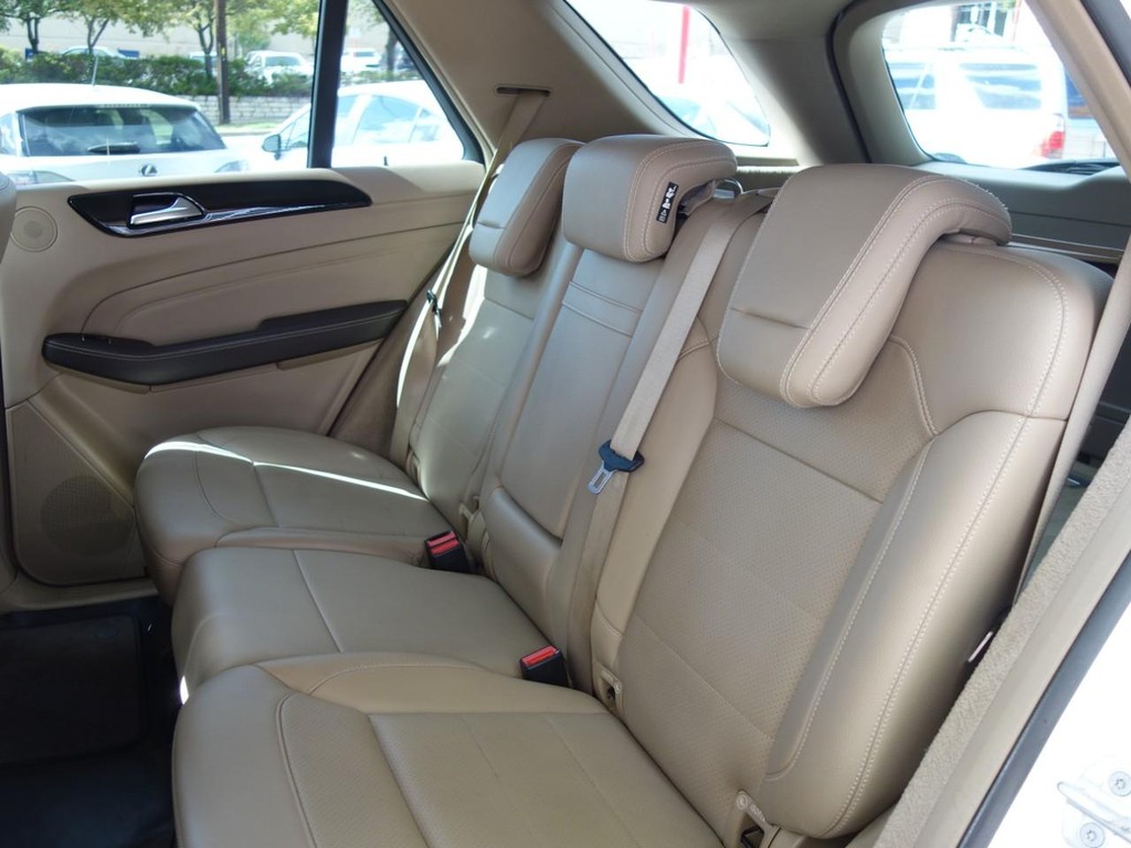 Mercedes-Benz M-Class Vehicle Full-screen Gallery Image 16