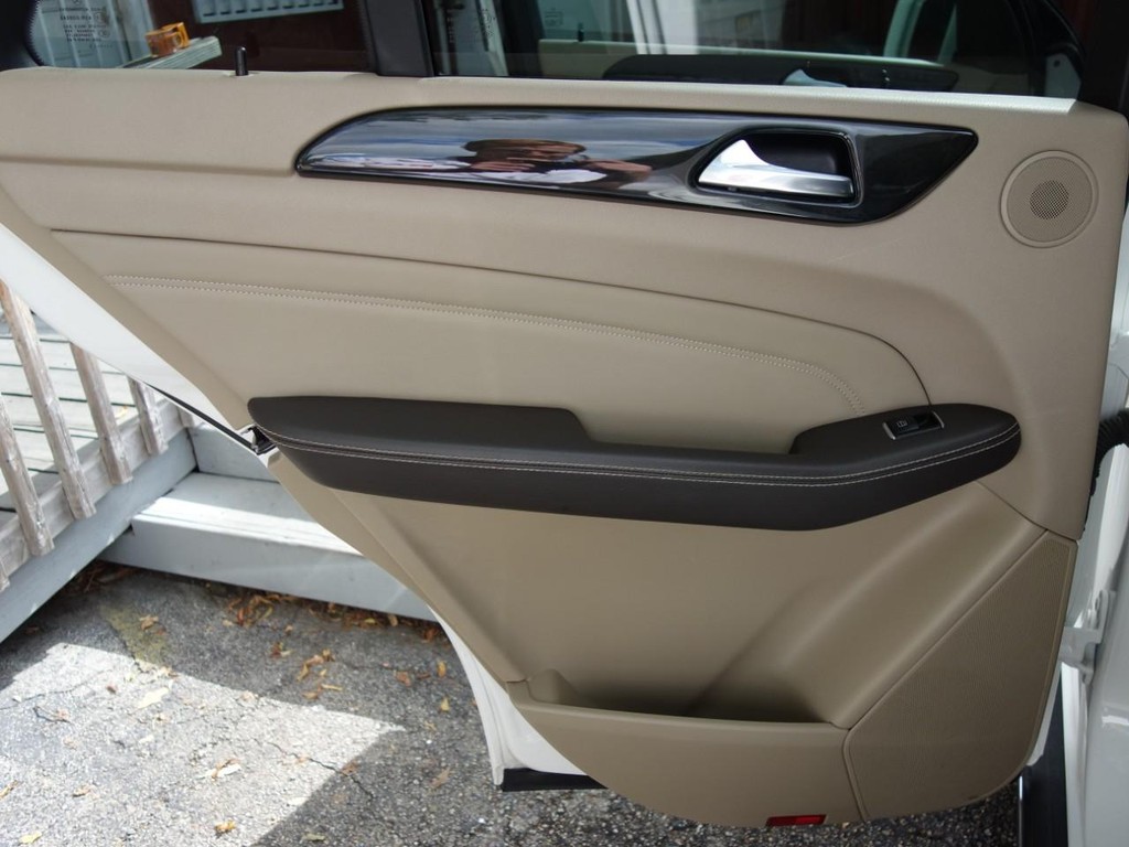 Mercedes-Benz M-Class Vehicle Full-screen Gallery Image 17