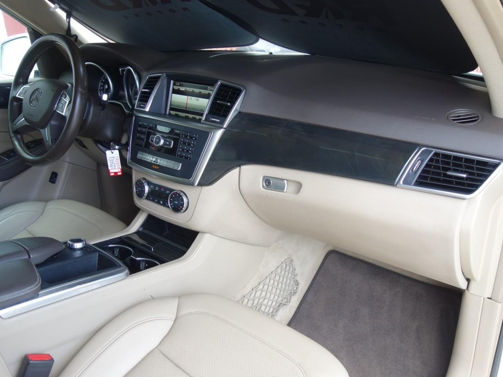 Mercedes-Benz M-Class Vehicle Full-screen Gallery Image 18