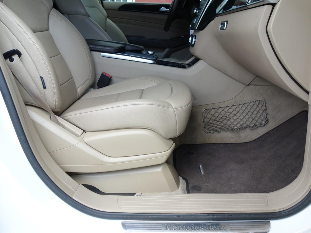 Mercedes-Benz M-Class Vehicle Full-screen Gallery Image 19