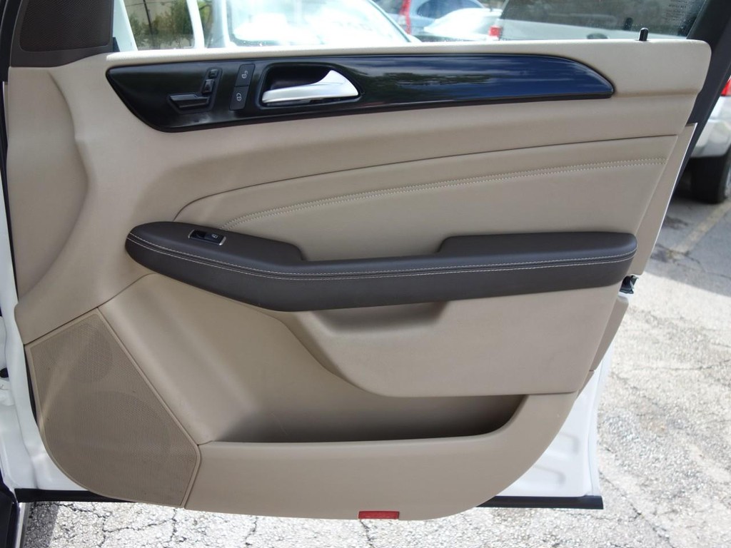 Mercedes-Benz M-Class Vehicle Full-screen Gallery Image 20