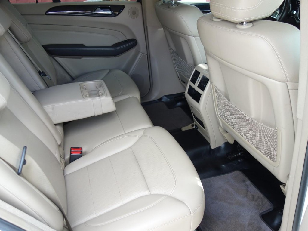 Mercedes-Benz M-Class Vehicle Full-screen Gallery Image 21