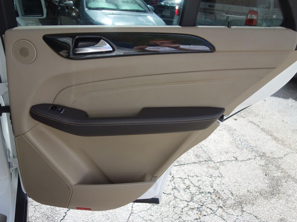 Mercedes-Benz M-Class Vehicle Full-screen Gallery Image 23