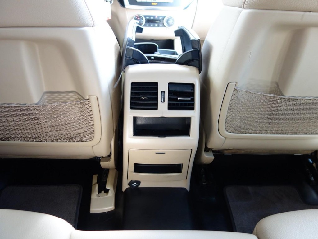 Mercedes-Benz M-Class Vehicle Full-screen Gallery Image 25