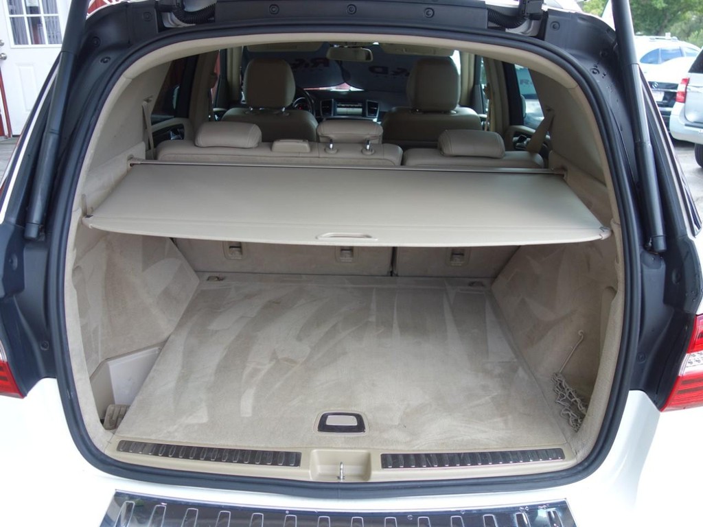 Mercedes-Benz M-Class Vehicle Full-screen Gallery Image 27