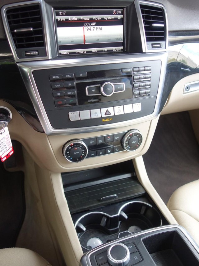 Mercedes-Benz M-Class Vehicle Full-screen Gallery Image 14