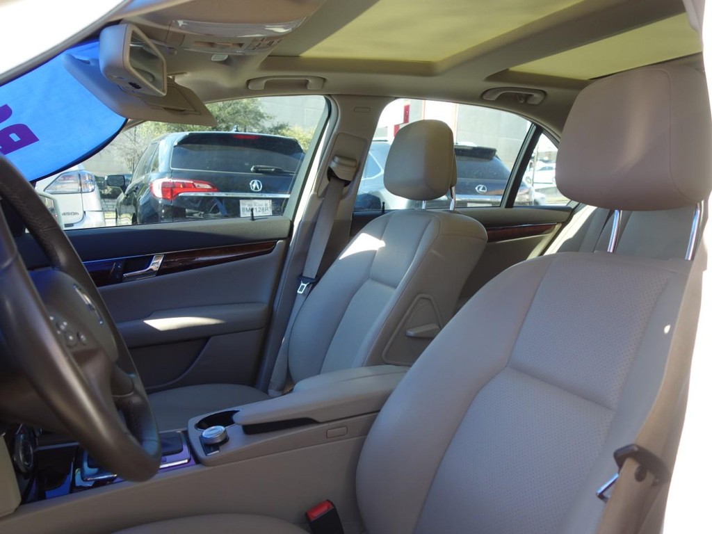 Mercedes-Benz C-Class Vehicle Full-screen Gallery Image 12