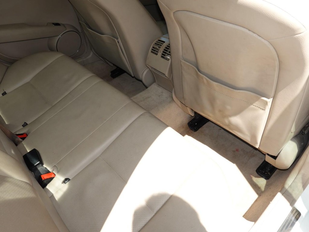 Mercedes-Benz C-Class Vehicle Full-screen Gallery Image 24