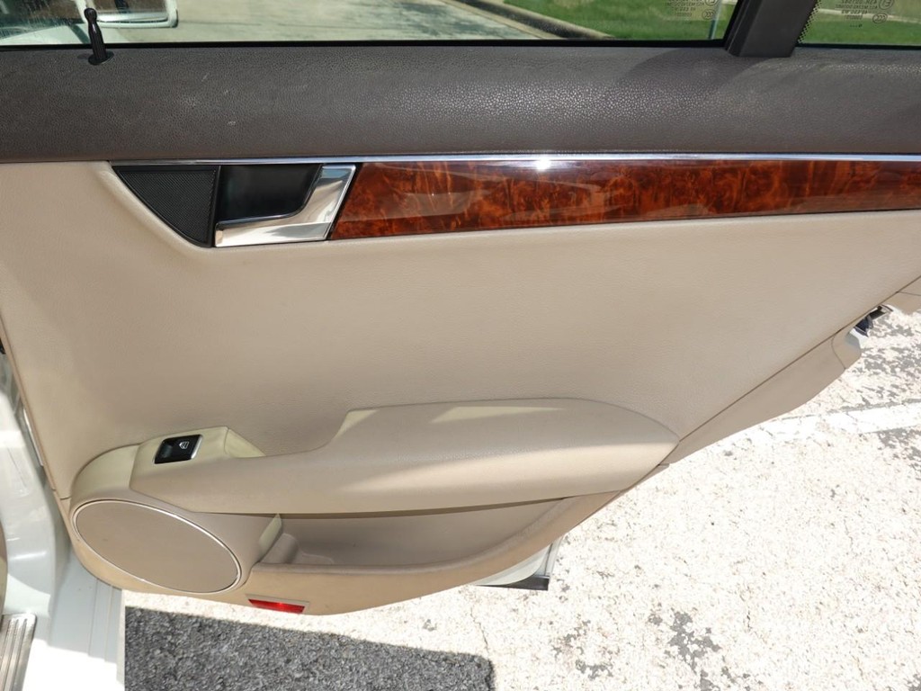 Mercedes-Benz C-Class Vehicle Full-screen Gallery Image 25