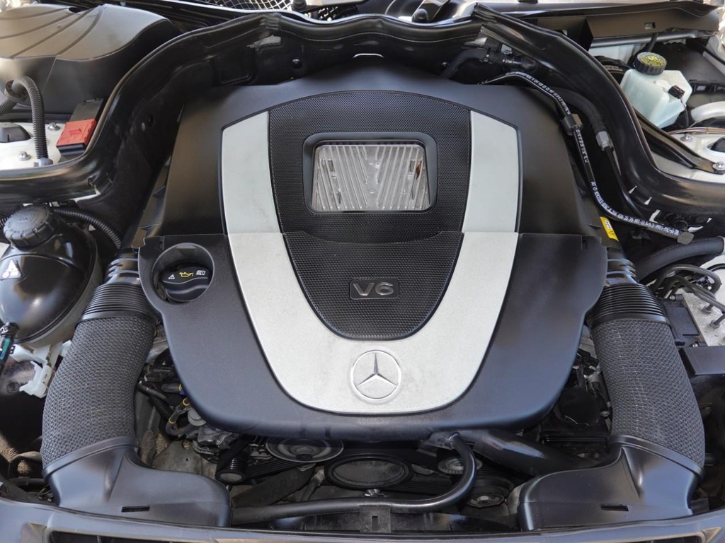 Mercedes-Benz C-Class Vehicle Full-screen Gallery Image 27