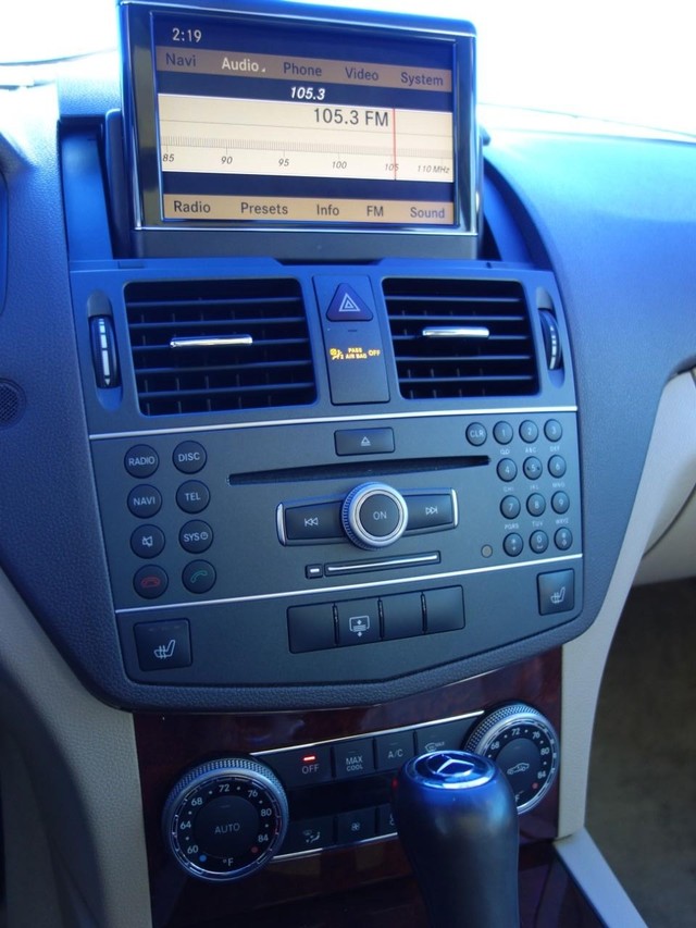 Mercedes-Benz C-Class Vehicle Full-screen Gallery Image 11