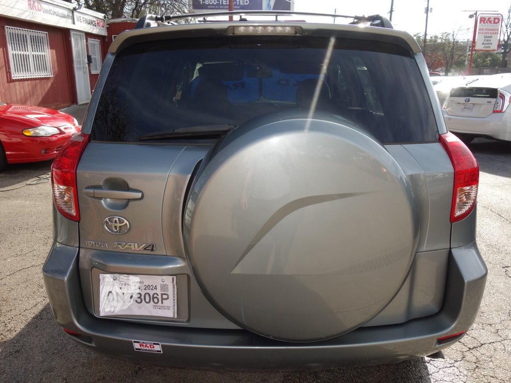 Toyota RAV4 Vehicle Full-screen Gallery Image 06