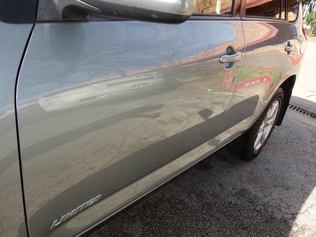 Toyota RAV4 Vehicle Full-screen Gallery Image 10