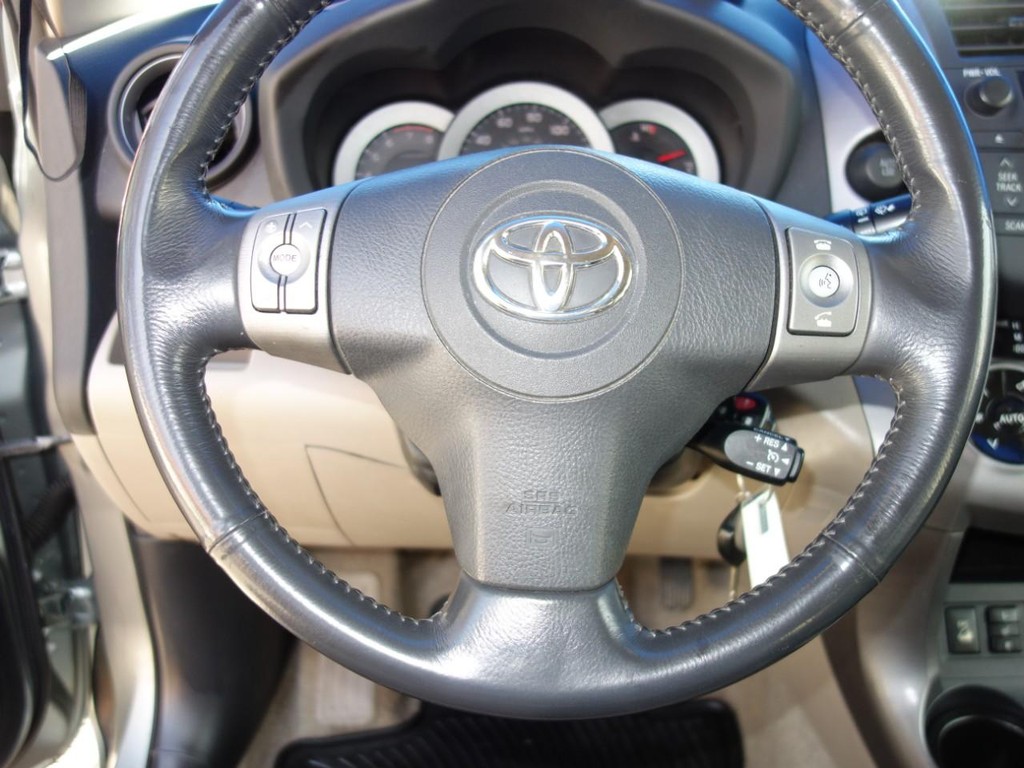 Toyota RAV4 Vehicle Full-screen Gallery Image 12