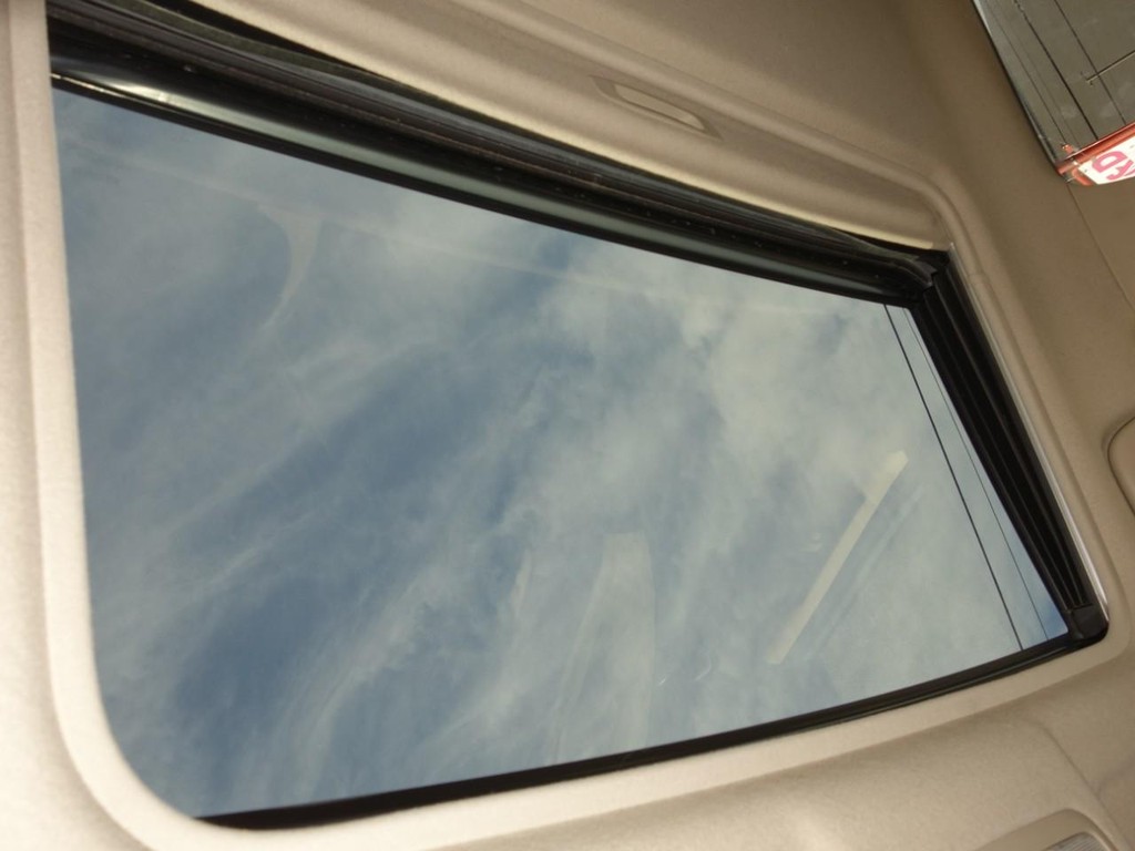 Toyota RAV4 Vehicle Full-screen Gallery Image 14