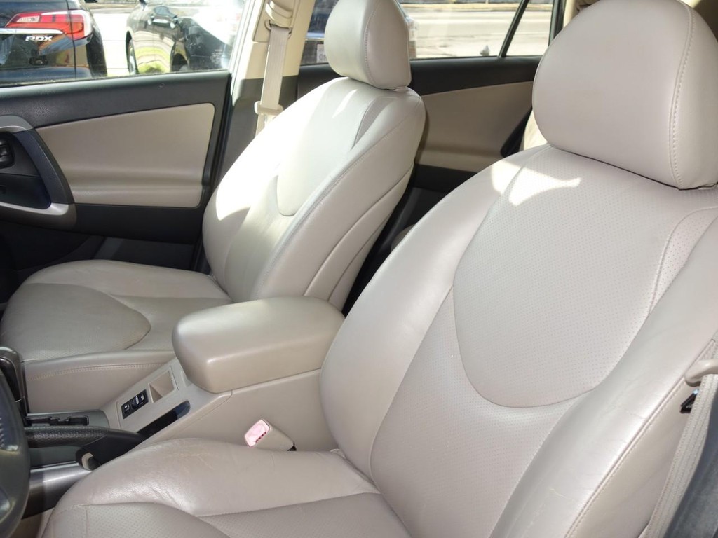 Toyota RAV4 Vehicle Full-screen Gallery Image 15