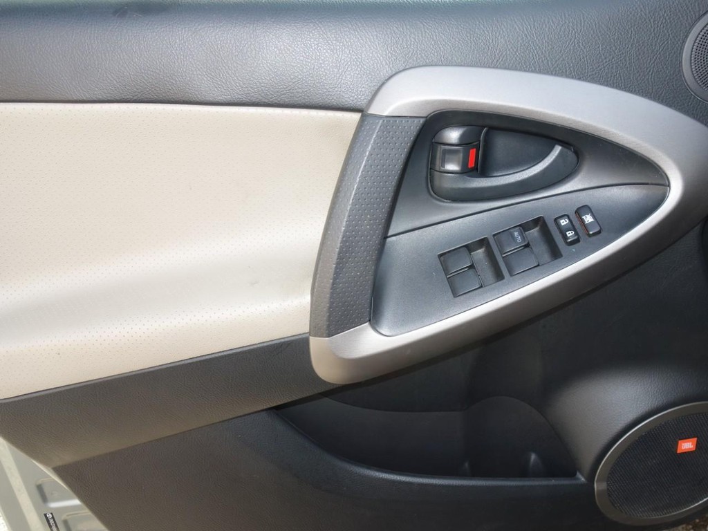 Toyota RAV4 Vehicle Full-screen Gallery Image 17