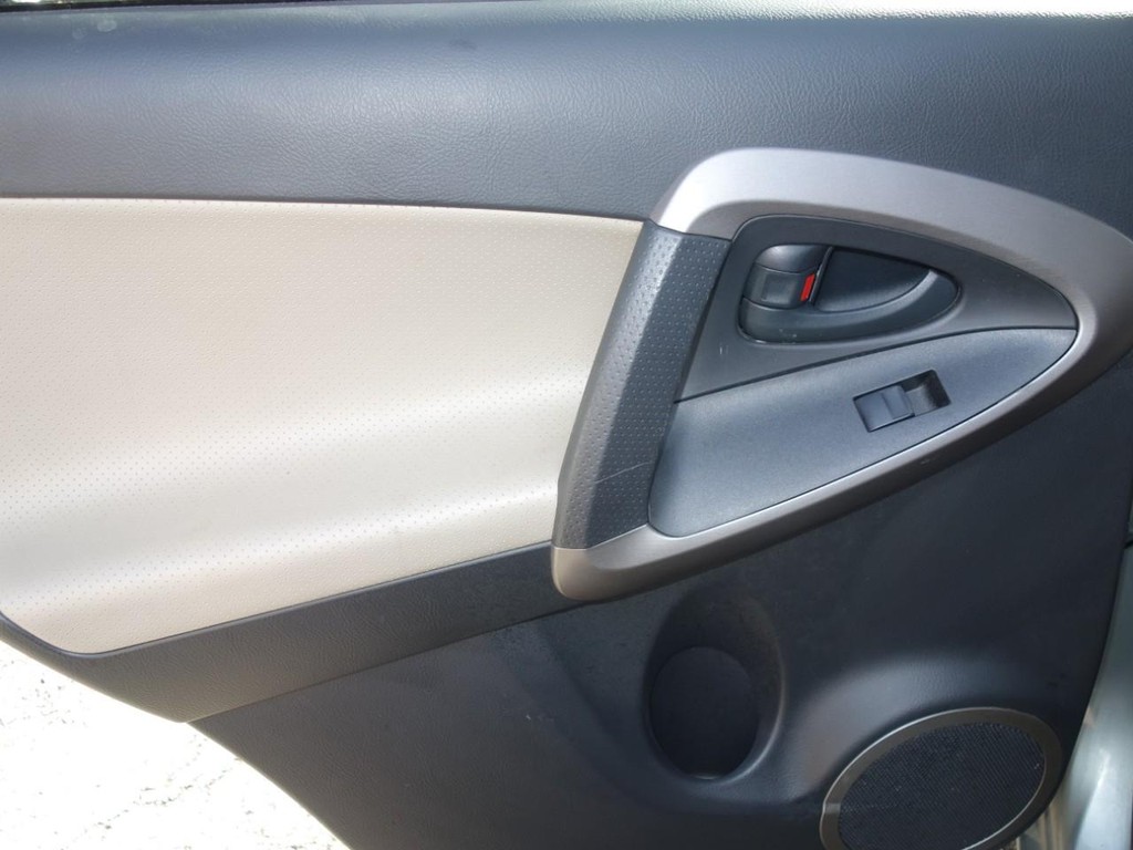 Toyota RAV4 Vehicle Full-screen Gallery Image 19