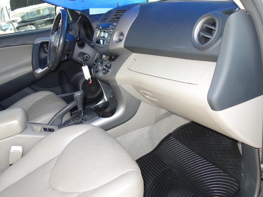 Toyota RAV4 Vehicle Full-screen Gallery Image 20