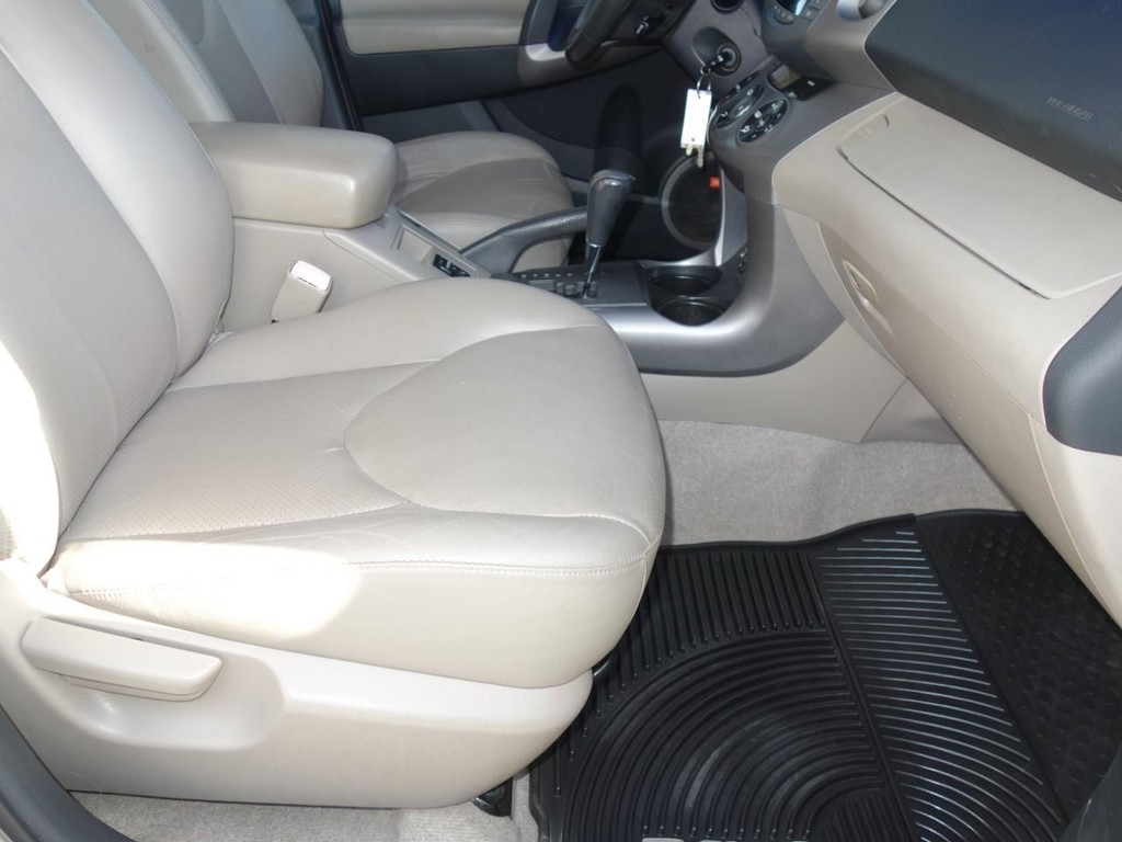 Toyota RAV4 Vehicle Full-screen Gallery Image 21