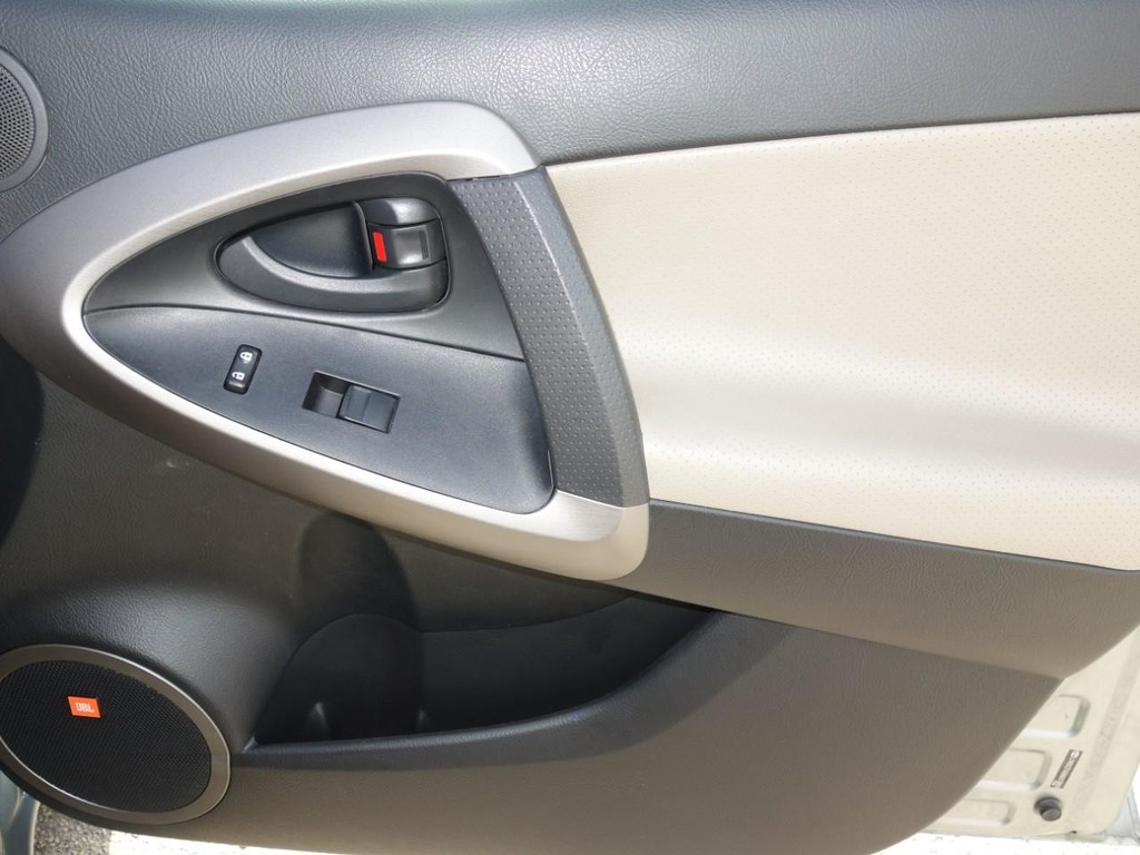 Toyota RAV4 Vehicle Full-screen Gallery Image 22