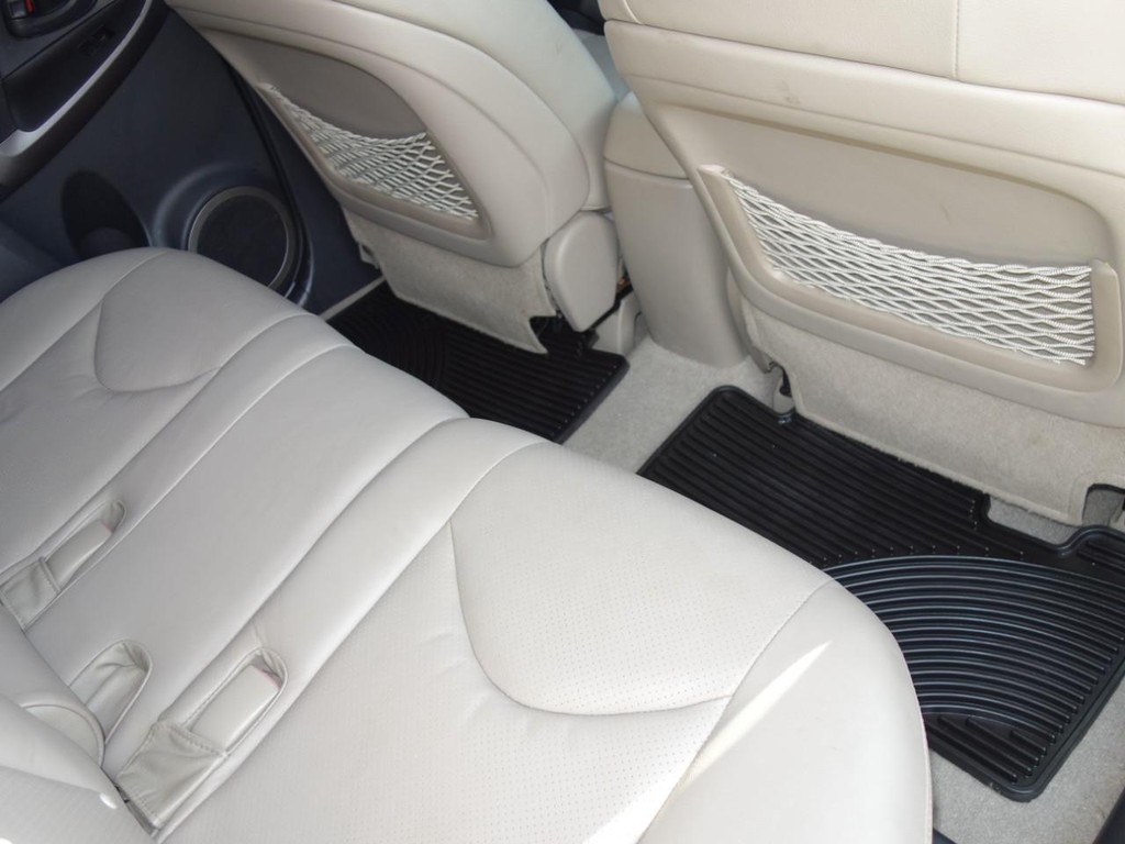 Toyota RAV4 Vehicle Full-screen Gallery Image 23