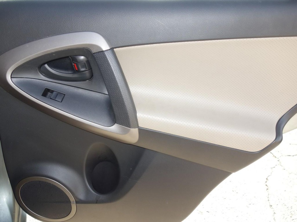 Toyota RAV4 Vehicle Full-screen Gallery Image 24