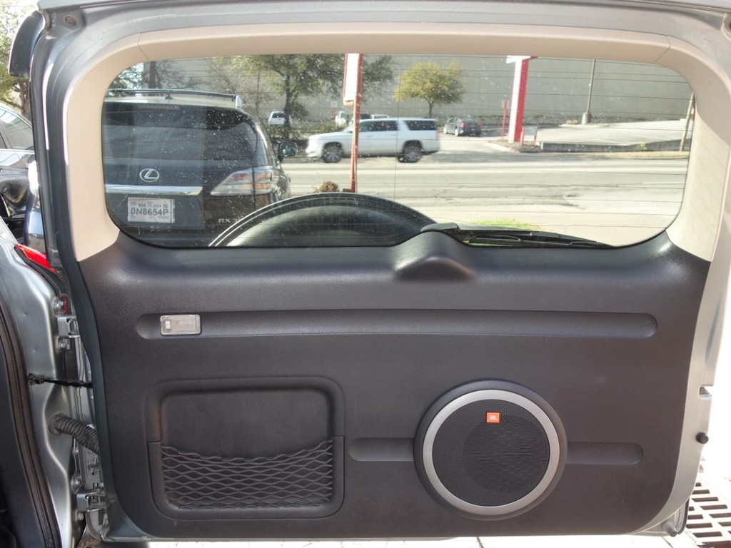 Toyota RAV4 Vehicle Full-screen Gallery Image 26