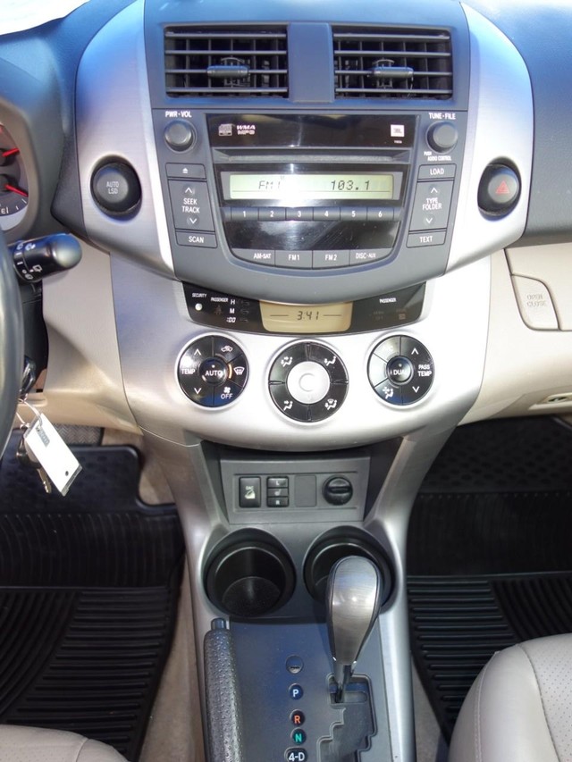 Toyota RAV4 Vehicle Full-screen Gallery Image 13