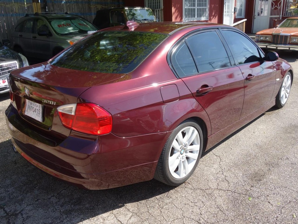 BMW 3 Series Vehicle Full-screen Gallery Image 05