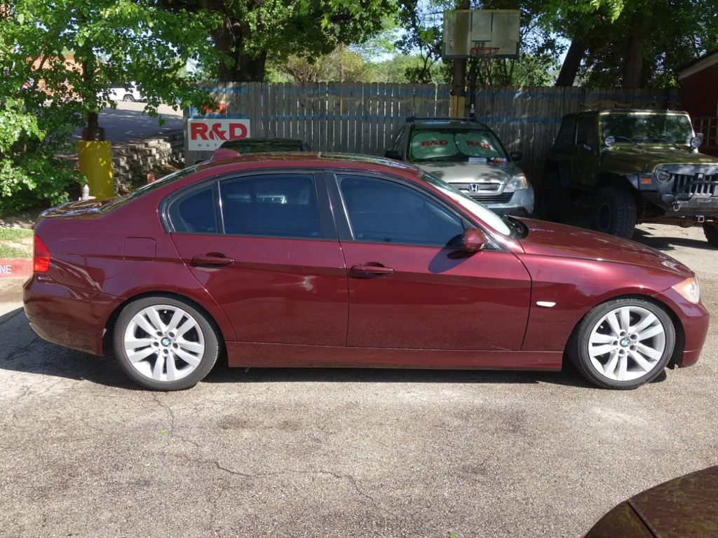 BMW 3 Series Vehicle Full-screen Gallery Image 06