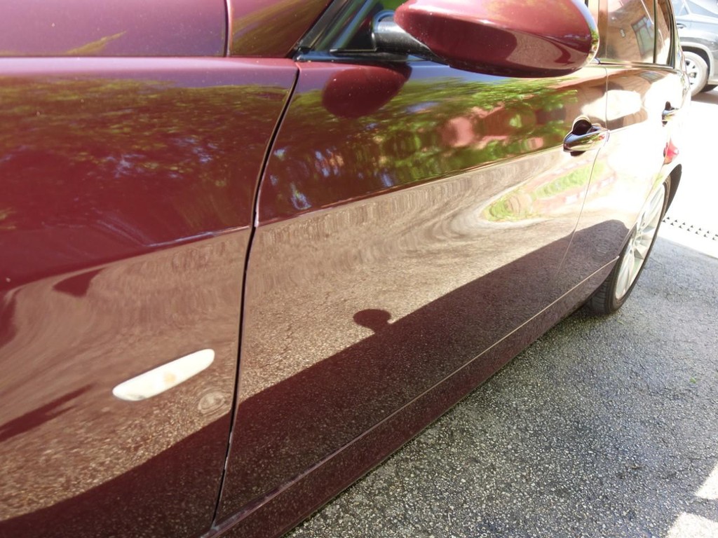 BMW 3 Series Vehicle Full-screen Gallery Image 07