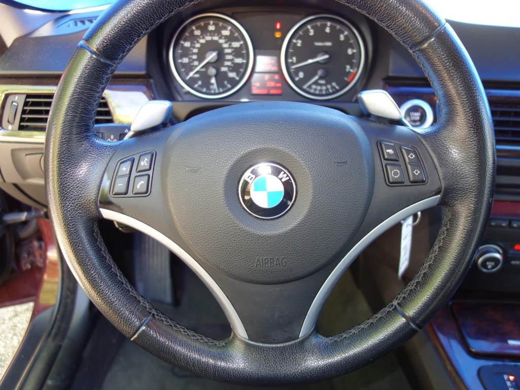 BMW 3 Series Vehicle Full-screen Gallery Image 09