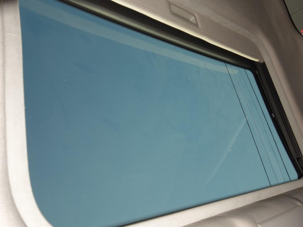 BMW 3 Series Vehicle Full-screen Gallery Image 11