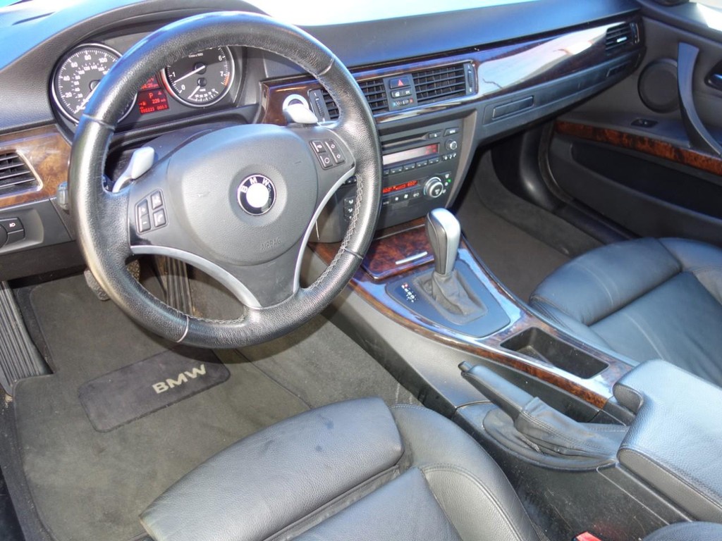 BMW 3 Series Vehicle Full-screen Gallery Image 13