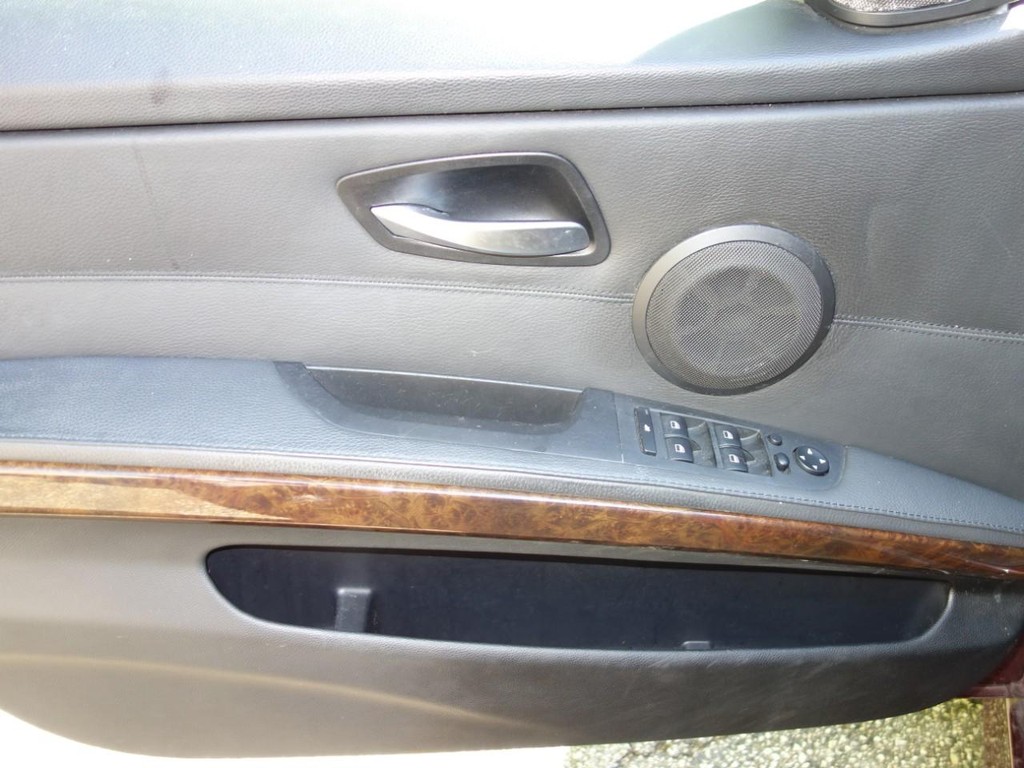 BMW 3 Series Vehicle Full-screen Gallery Image 14