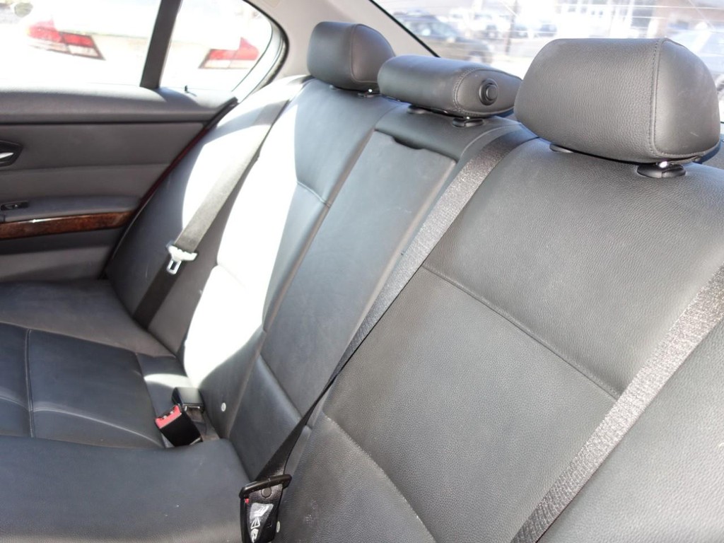 BMW 3 Series Vehicle Full-screen Gallery Image 15