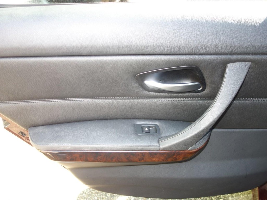 BMW 3 Series Vehicle Full-screen Gallery Image 16