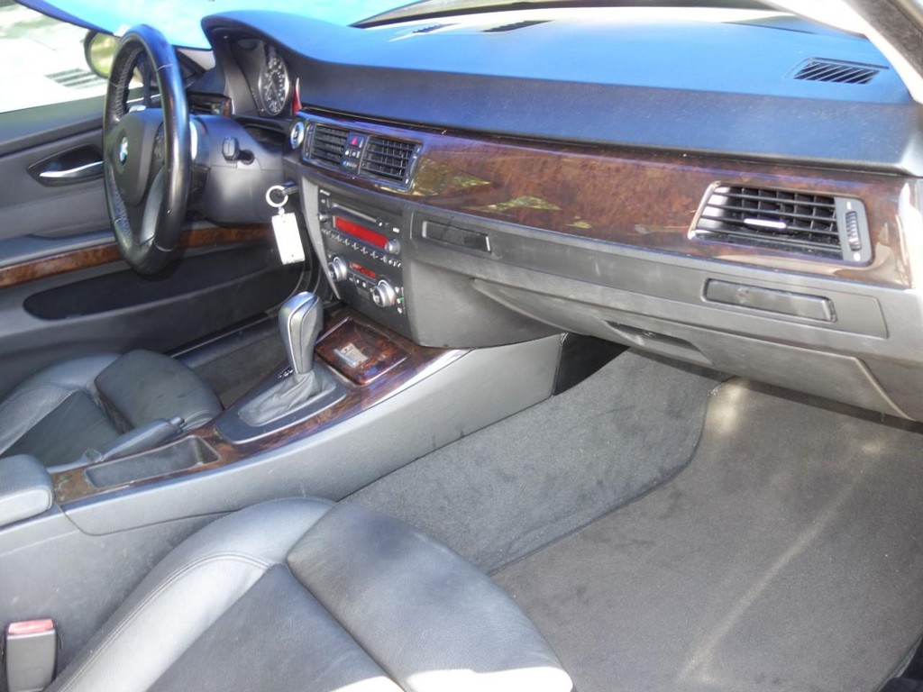 BMW 3 Series Vehicle Full-screen Gallery Image 17