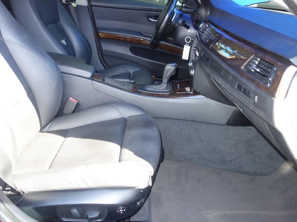 BMW 3 Series Vehicle Full-screen Gallery Image 18