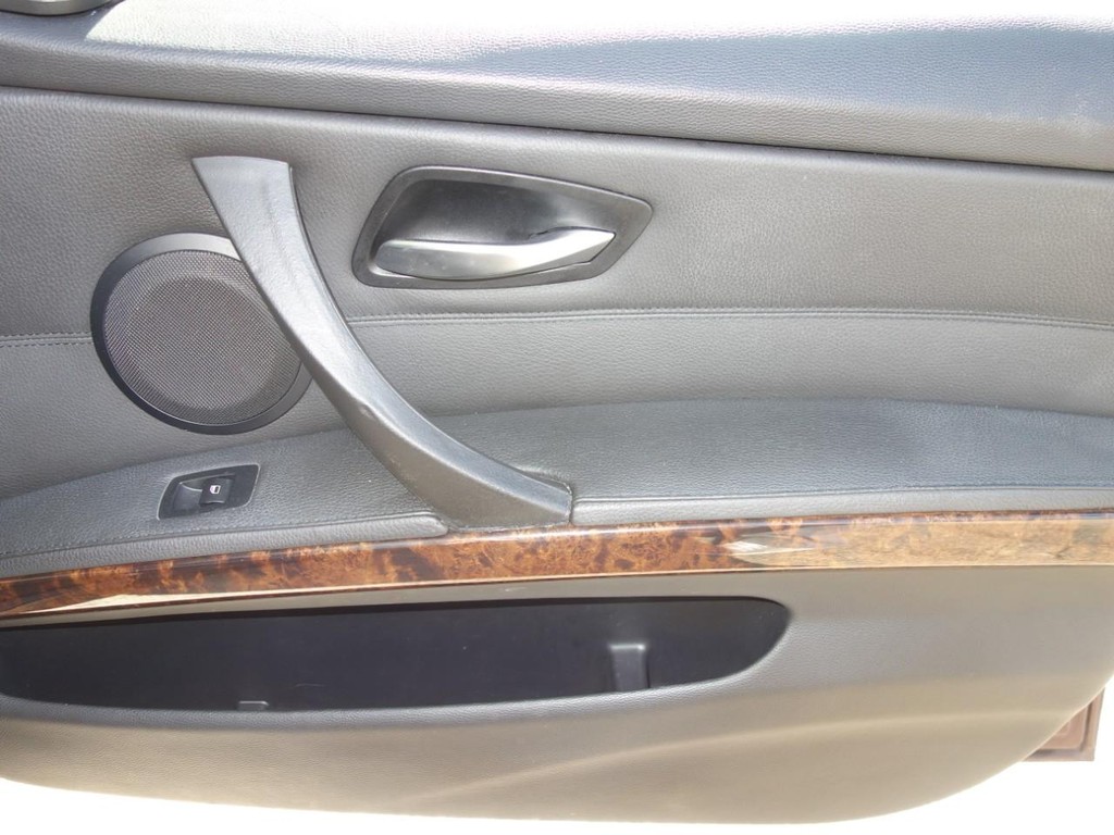 BMW 3 Series Vehicle Full-screen Gallery Image 19