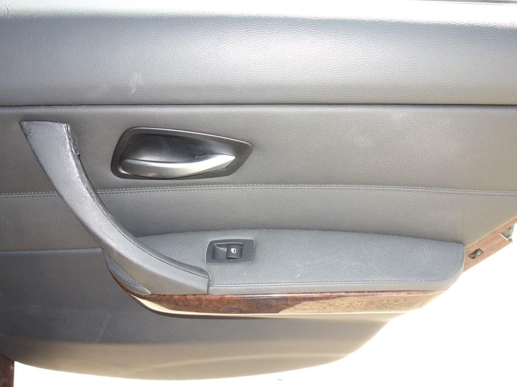 BMW 3 Series Vehicle Full-screen Gallery Image 21