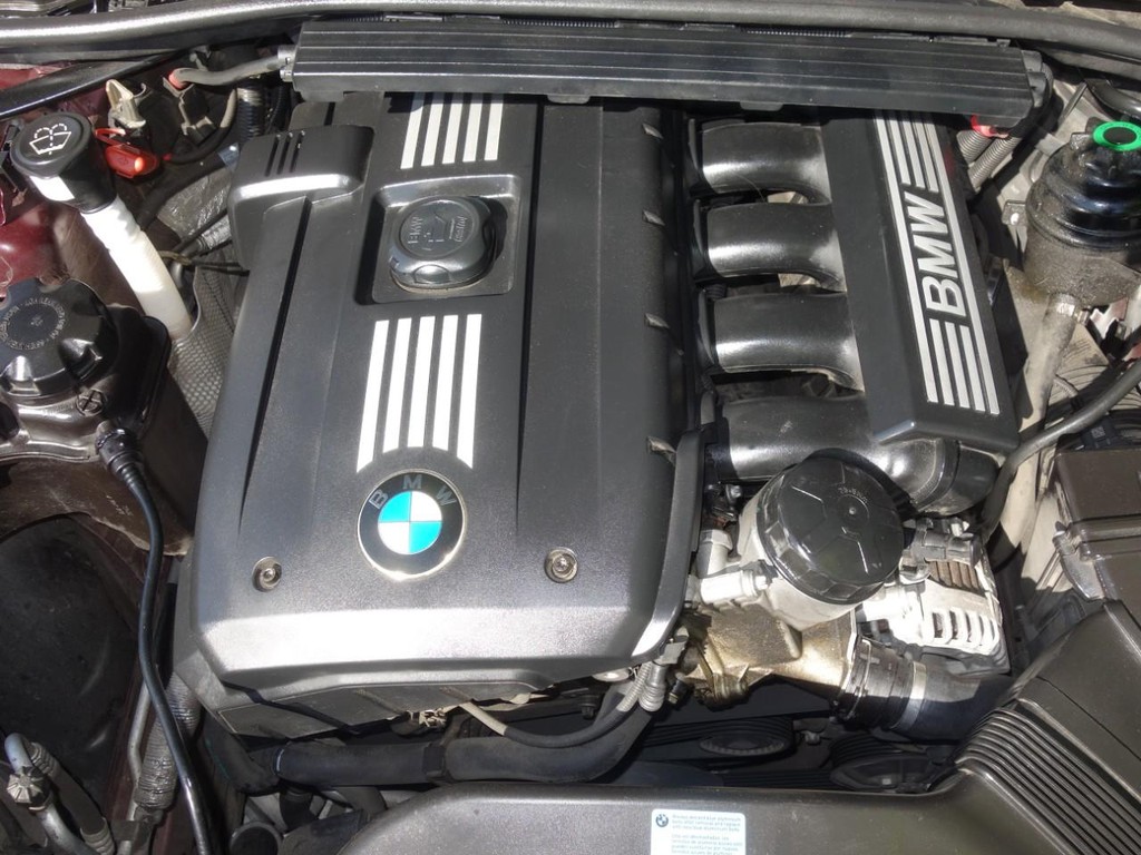 BMW 3 Series Vehicle Full-screen Gallery Image 23