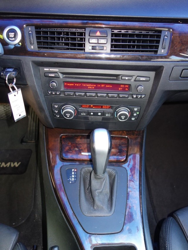 BMW 3 Series Vehicle Full-screen Gallery Image 10